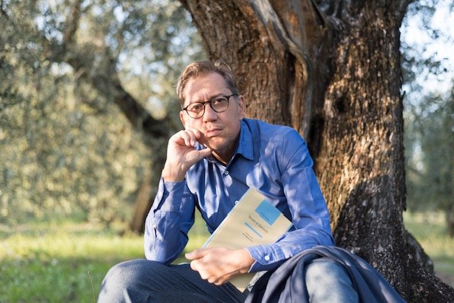 Lucio Toma con il suo libro tra gli ulivi &mdash; Agricola Toma